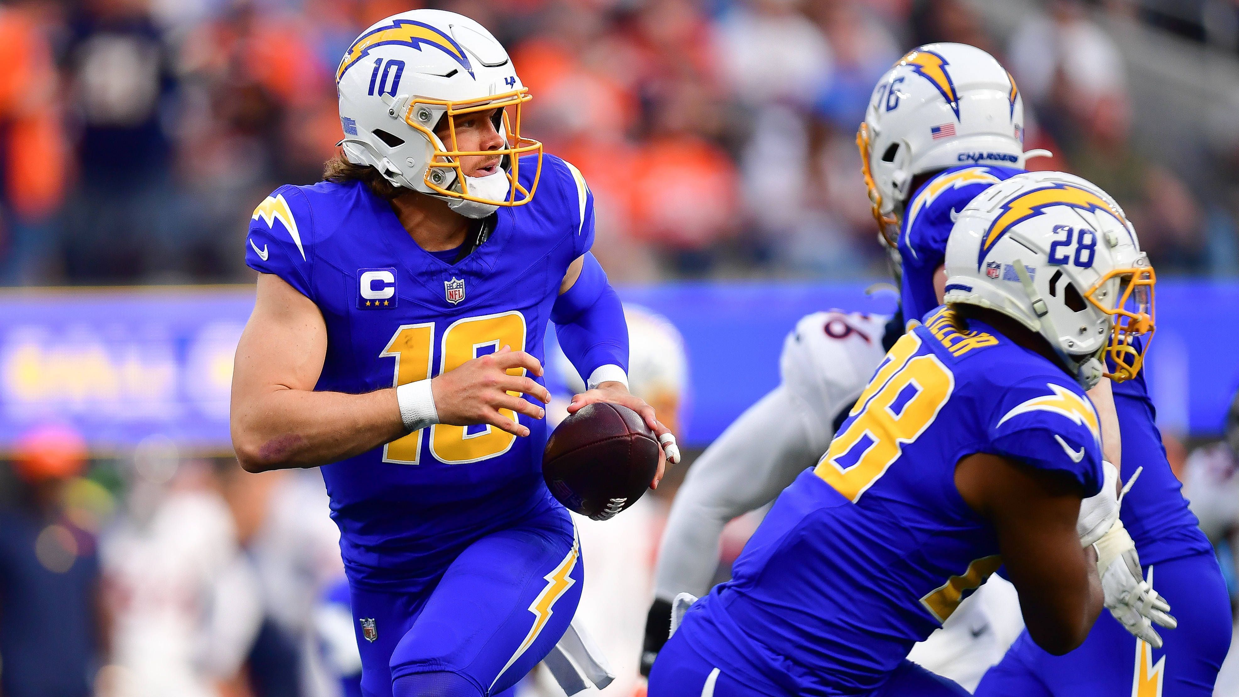 <strong>Los Angeles Chargers </strong><br>Justin Herbert dürfte jeden Tag anklopfen und mindestens zwei Receiver fordern - völlig zurecht! Ein schneller Komplentär-Spieler zu Running Back Gus Edwards würde sicherlich gut funktionieren. Der alternde Pass Rush könnte frischen Wind vertragen, gleiches gilt für die Secondary. Die Chargers können also fast überall Lücken stopfen.&nbsp;