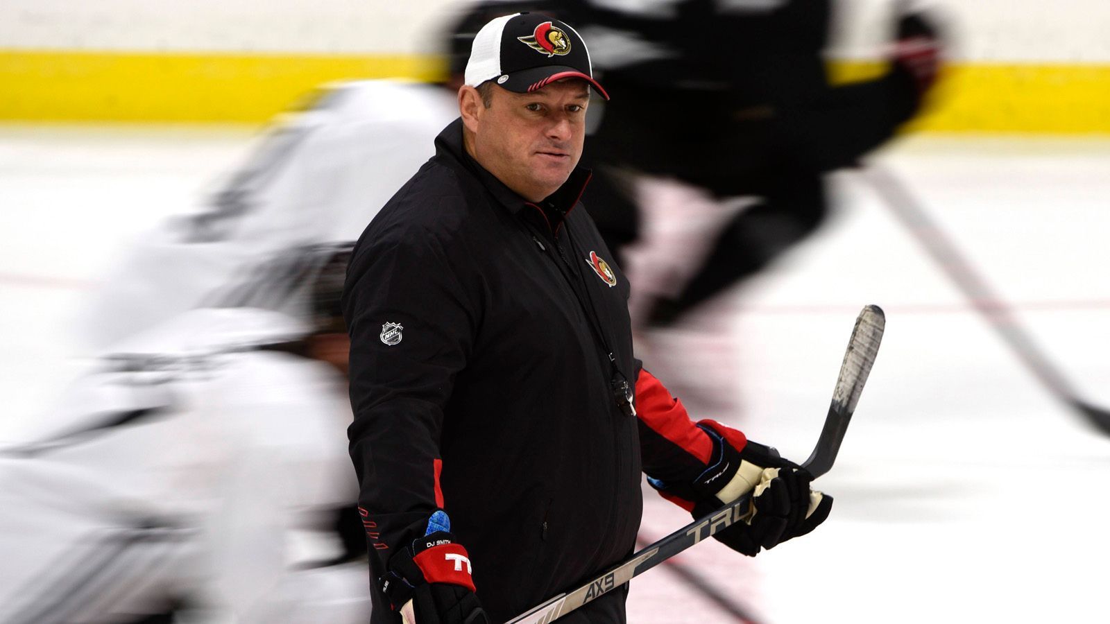 
                <strong>Das wird über Tim Stützle gesagt…</strong><br>
                D.J. Smith, der Trainer der Ottawa Senators, ist ein großer Förderer von Stützle und lobt dessen Qualitäten: "Viele junge Spieler bekommen erst einmal Angst, wenn es in kritische Situationen geht, das Spiel eng ist, wollen keine Fehler machen. Bei ihm ist das anders, er will genau dann der Spieler sein, der den Sieg für das Team holt, der den Erfolg aktiv und mit Mut herausspielen will. Das ist eine tolle Eigenschaft, die ich an ihm sehr schätze. Ich sehe in Tim viele gute Anlagen, die er immer besser für uns zur Geltung bringt."
              