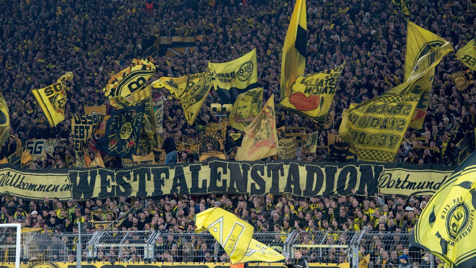 <strong>BVB stellt deutschen Zuschauerrekord in der Champions League auf</strong><br>Aufgrund der 2022 erlaubten Stehplätze konnte Borussia Dortmund gegen Sevilla statt wie sonst maximal rund 66.000 Zuschauer nun die volle Kapazität von 81.000 Fans begrüßen. Das ist neuer Rekord für ein deutsches Team in der Champions League. Den Gesamt-Rekord in der Königsklasse hält der FC Barcelona mit 115.000 Zuschauern aus dem Jahr 1995.
