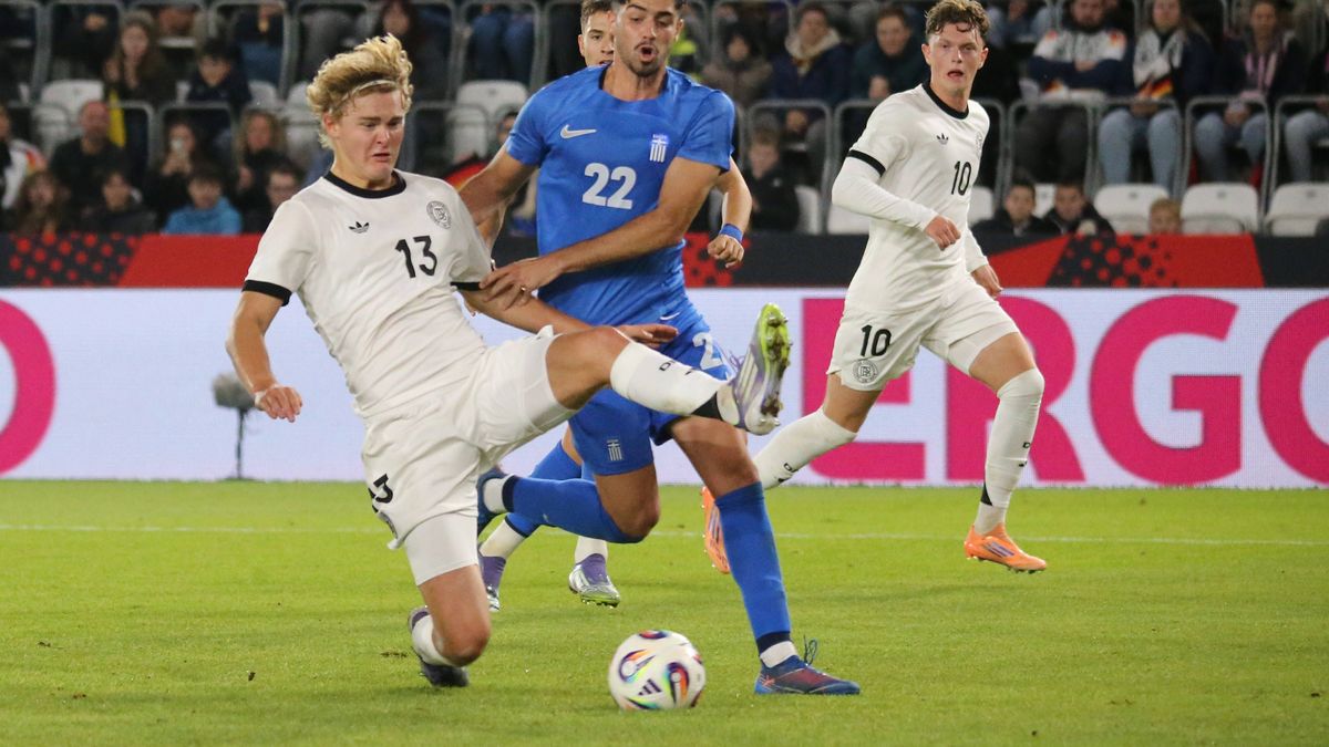 10.10.2025, xmohx, Fussball U 21 EM Qualifikation, Deutschland - Griechenland v.l. Tom Alexander Rothe (Deutsche Fussball Nationalmannschaft DFB U21, U 21 Konstantinos Kostoulas (Griechenland U21) ...