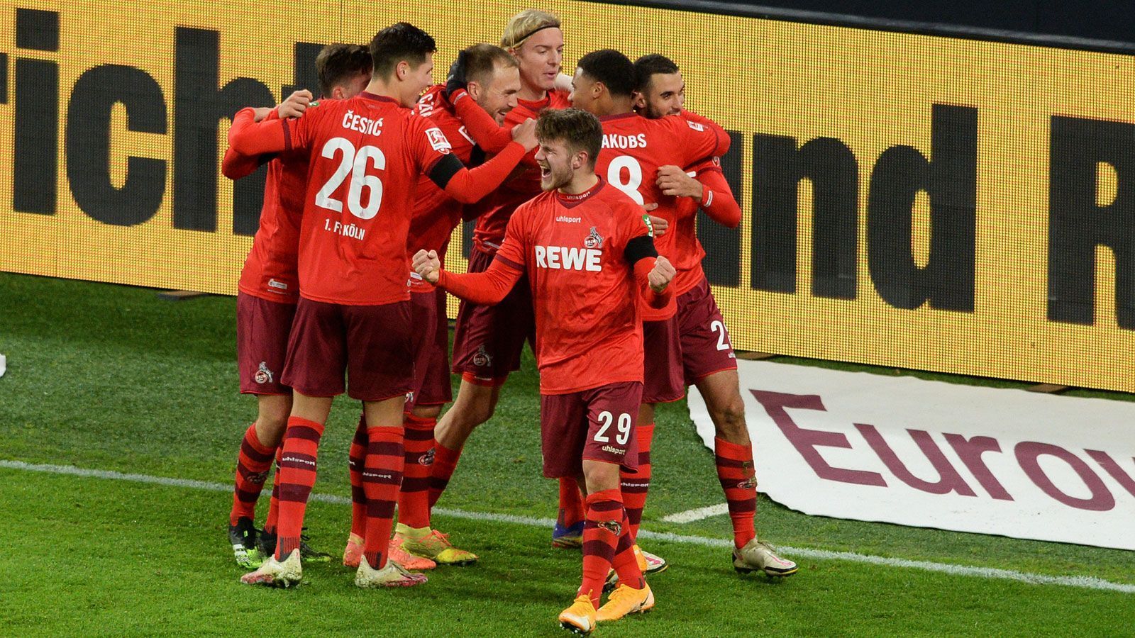 
                <strong>Platz 15: 1. FC Köln </strong><br>
                Medienerlöse 2020/21: 47,04 Millionen Euro -Davon 43,14 Mio. national und 3,9 Mio. international.
              