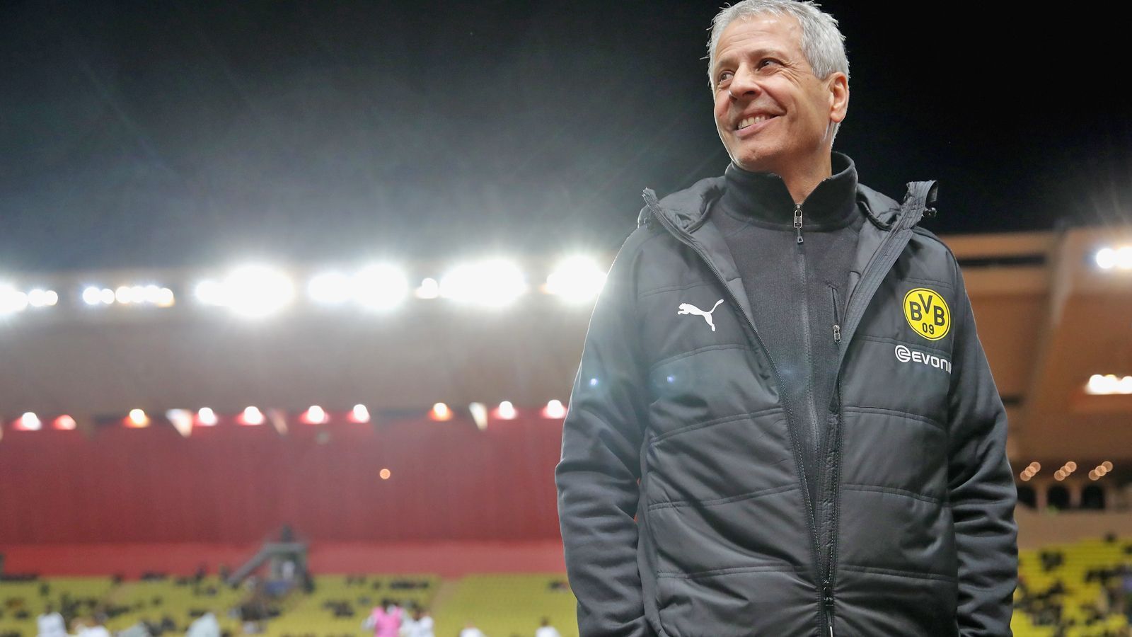 
                <strong>1. Lucien Favre</strong><br>
                Die Bundesliga ist wieder spannend! Die Meisterschaft ist noch nicht nach einer Halbserie entschieden - und entscheidenden Anteil daran hat Lucien Favre. Borussia Dortmund ist seit dem sechsten Spieltag Spitzenreiter und damit heißester Anwärter auf den Meistertitel. Der Schweizer hat es geschafft, aus seinen Superstars (darunter die Neuzugänge Paco Alcacer und Axel Witsel) und den Talenten eine funktionierende Mannschaft zu gestalten, die defensiv dicht hält und sich offensiv Räume und Chancen erspielt. Das ist schön anzuschauen und effektiv.
              