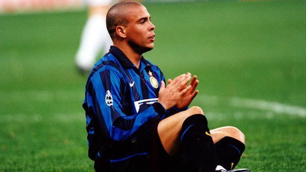 
                <strong>Ronaldo (Inter Mailand)</strong><br>
                Ronaldo (Inter Mailand): Der frühere Topstar von Inter Mailand und Real Madrid hatte schon früh mit schweren Verletzungen zu kämpfen. 1999 fiel er zunächst vier Monate aus, ehe er sich beim Comeback wieder mehrere Bänder riss und in Folge der neuen Verletzung unglaubliche 17 Monate pausieren musste. Mit dem Ziel WM 2002 vor Augen kämpfte sich der Brasilianer zurück - und wie. Bei der Endrunde in Japan und Südkorea schoss er die Selecao mit acht Toren im Alleingang zum WM-Titel. Das Finale gegen Deutschland entschied er mit einem Doppelpack im Alleingang.
              