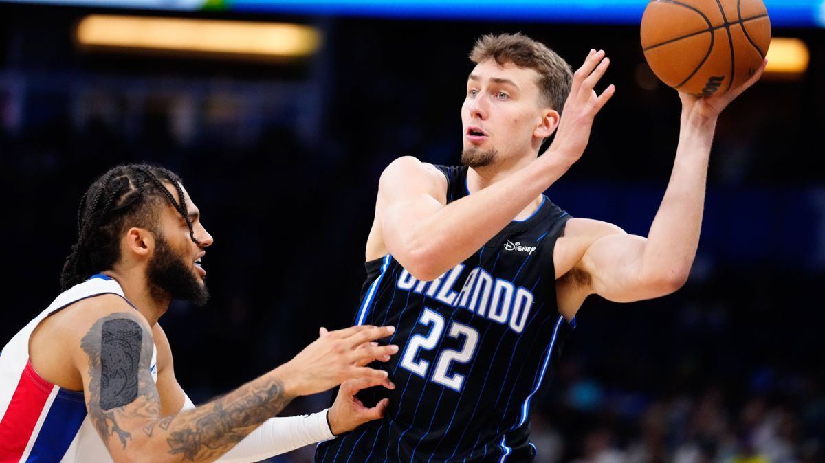 NBA, Basketball Herren, USA Detroit Pistons at Orlando Magic Apr 2, 2023; Orlando, Florida, USA; Orlando Magic forward Franz Wagner (22) passes the ball against Detroit Pistons guard Jaden Ivey (23...