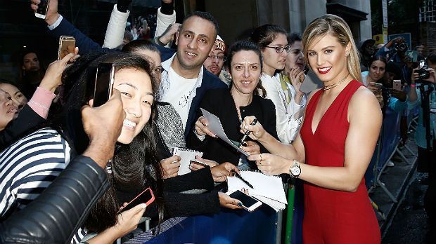 
                <strong>Bouchard ist die Lady in Red</strong><br>
                Sie kann absolut kein Wetter entstellen: Eugenie Bouchard wählt diesmal das rote Abendkleid - und bringt viel Zeit für die wartenden Fans mit.
              