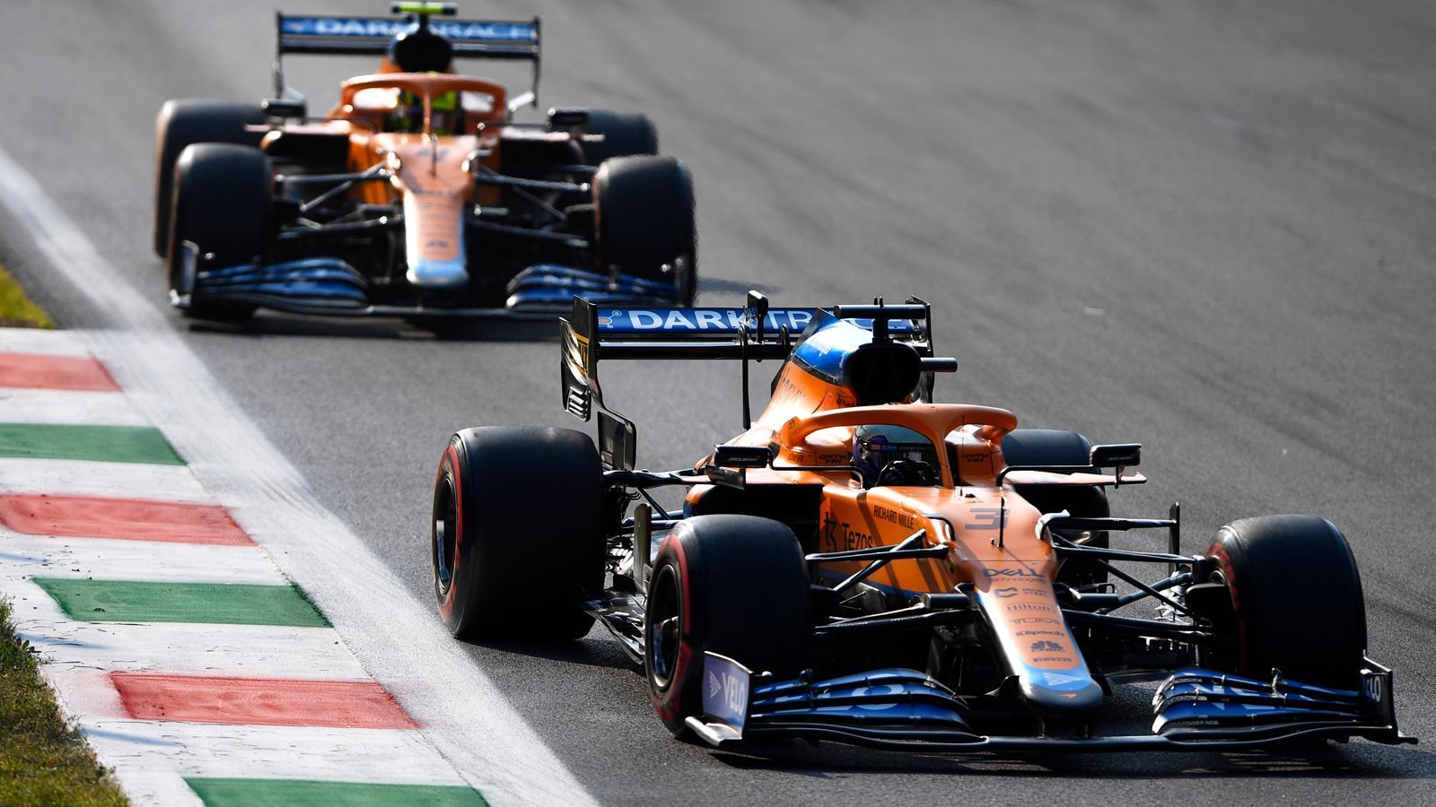 
                <strong>Gewinner: McLaren</strong><br>
                Ausgelassener Jubel bei dem Traditionsrennstall. Daniel Ricciardo hat McLaren den ersten Formel-1-Erfolg seit November 2012 beschert. Lando Norris komplettierte den Doppelerfolg, den ersten seit 2010. Ganz wichtig: Nach dem Rennwochenende in Monza ist McLaren Dritter in der Konstrukteurs-Wertung, Best of the Rest hinter Mercedes und Red Bull Racing also, aber noch vor Ferrari.
              