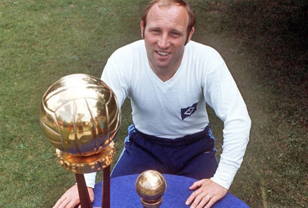 
                <strong>Uwe Seeler (Hamburger SV)</strong><br>
                Kein anderer Spieler wird so mit dem Hamburger SV in Verbindung gebracht wie Uwe Seeler. "Uns Uwe" schlug in schöner Regelmäßigkeit Millionen-Angebote aus und hielt seinem HSV immer die Treue. Nach 476 Partien beendete er 1972 seine Karriere.
              