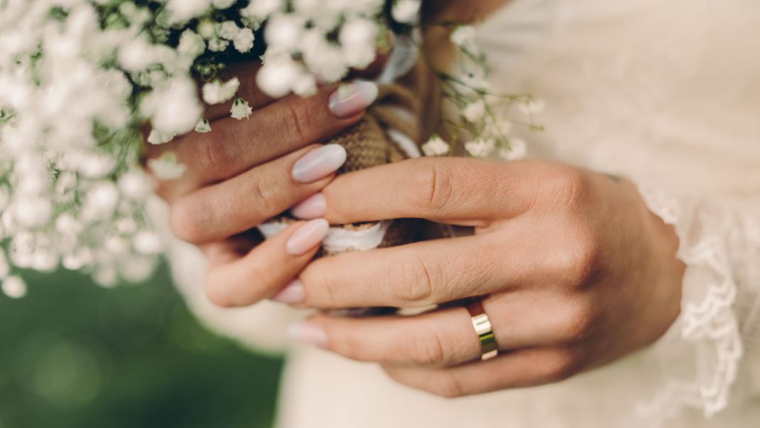 Gepflegte Hände und Nägel sind bei Braut wie Bräutigam ein Muss - schließlich wird es viele Fotos von den Ringen geben!