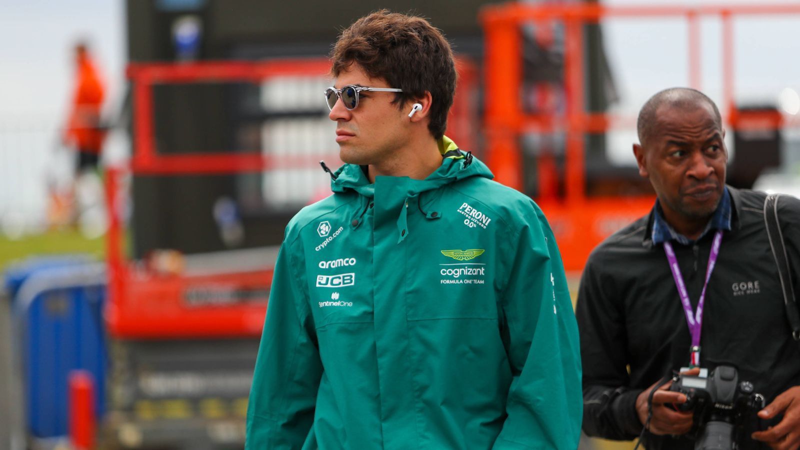 
                <strong>Lance Stroll (Aston Martin)</strong><br>
                Ja, Lance Stroll ist der Sohn des Teambesitzers von Aston Martin, Lawrence Stroll. Und die Wahrscheinlichkeit, dass er seinen Sohn aus dem Cockpit schmeißt, ist nicht gerade hoch. Allerdings: Stroll Senior ist nicht nur Vater, sondern auch Unternehmer. Wenn der Filius also nicht die benötigten Punkte einfährt, um in der Konstrukteurswertung mithalten zu können, steht auch seine Stelle zur Disposition.
              