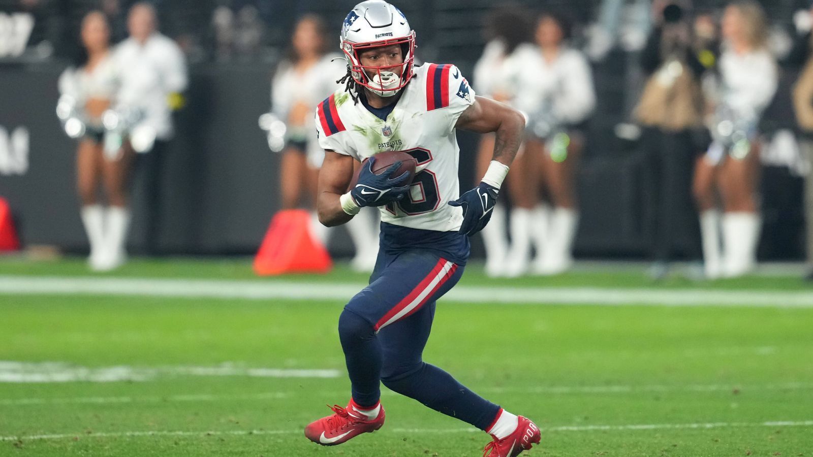 
                <strong>New England Patriots: WR Jakobi Meyers</strong><br>
                Der erste Spieler in unserem Ranking, der bei seinem aktuellen Team bleiben sollte: Wide Receiver Jakobi Meyers. Statistisch gesehen reißt Meyers zwar keine Bäume aus, dennoch ist er wichtig für Quarterback Mac Jones als sichere Anspielstation. Seien es dritte oder gar vierte Versuche, meistens sucht und findet Jones seinen Mann mit der Nummer 16. Es ist eine ähnliche Beziehung wie Tom Brady sie zu Julian Edelman hatte und die letztlich zu einer Menge Erfolg führte.
              