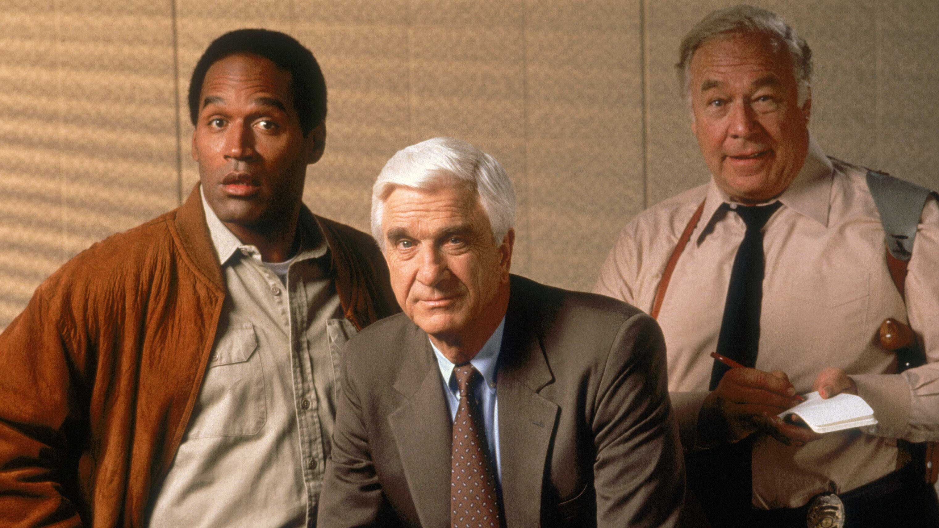 
                <strong>O.J. Simpson</strong><br>
                O.J. Simpson (links) war in den 1970er Jahren einer der besten Running Backs der NFL. Weltweit berühmt wurde er später vor allem für seine Rolle als Detective Nordberg in der "Nackten Kanone"-Serie. 1994 wurde Simpson wegen Mordes an seiner Ex-Frau Nicole Brown und deren Bekannten Ronald Goldman angeklagt. Im Strafprozess wurde Simpson freigesprochen, dann aber in einem Zivilprozess zu Schadenersatzzahlungen an die Angehörigen in Höhe von 33 Millionen Dollar verklagt. Bis 2017 saß Simpson wegen eines Raubüberfalls in einem Gefängnis in Nevada ein - mittlerweile ist auch seine Bewährung abgelaufen und er seit 2021 auf freiem Fuß.
              