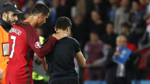 
                <strong>Selfie mit Fan</strong><br>
                Ronaldos Laune am Boden, dann kommt auch noch ein Flitzer aufs Feld. Doch als die Securities den jungen Mann zurückhalten wollen, zeigt ich der Superstar von seiner menschlichen Seite.
              