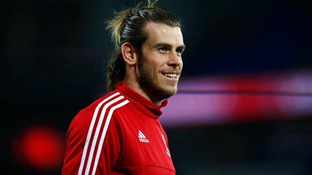 
                <strong>Gareth Bale</strong><br>
                Gareth Bale startete bei Tottenham auf der Position des linken Verteidigers. Durch seine Torgefährlichkeit zog sein Trainer ihn später auf den linken Flügel vor. Heute besetzt der Waliser den rechten Flügel, auf dem er zur absoluten Weltspitze gehört.
              