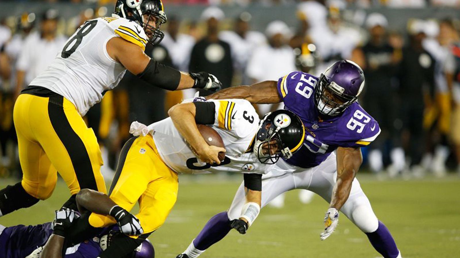 <strong>2013 in London: Minnesota Vikings vs. Pittsburgh Steelers</strong><br>
                Noch 19 Sekunden auf der Uhr. Die Steelers mit sieben Punkten Rückstand. Roethlisberger an der 6-Yards-Linie der Vikings. Spannung pur bis zum Ende. Mit einem Forced Fumble sorgte Vikings-Defensive-End Everson Griffen für die Entscheidung. Mit 34:27 gewannen die Wikinger am Ende.
