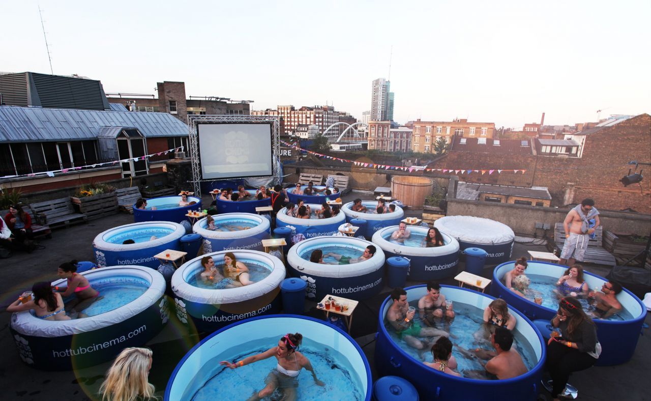 Schon mal im Rooftop Whirlpool 'nen Blockbuster geschaut? "Hot Tub Cinemas" gibt es schon in London, New York und Ibiza...