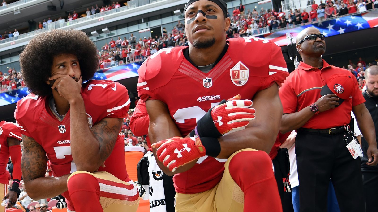
                <strong>Knien mit Colin Kaepernick</strong><br>
                Für Eric Reid ist es keine bittere Rückkehr. Zumindest will er das Wort nicht verwenden, sagt er vor dem Duell der Carolina Panthers bei den San Francisco 49ers (So., 21:05 Uhr Livestatistiken auf ran.de). Aber - und das betont er - wird er nicht vergessen, wie der Abschied aus der Bay Area vor sich ging. Reid kniete in San Francisco mit Colin Kaepernick - und das kostete ihn seinen Job. Er verklagte die NFL daraufhin, weil ihm kein Klub einen Vertrag anbot, obwohl er zu den Besten auf seiner Position gehörte, ehe er bei den Panthers und dem neuen und weit aus liberaleren Besitzer Dave Tapper einen neuen Arbeitgeber fand.
              
