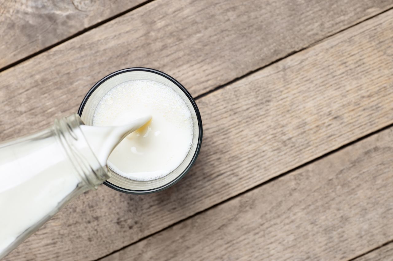 Gut gegen Kalk: Saure Milch wird zum Putzmittel. Die Milchsäure entfernt Kalkreste und reinigt zum Beispiel deine Toilette. Ganz ohne Chemie! 
