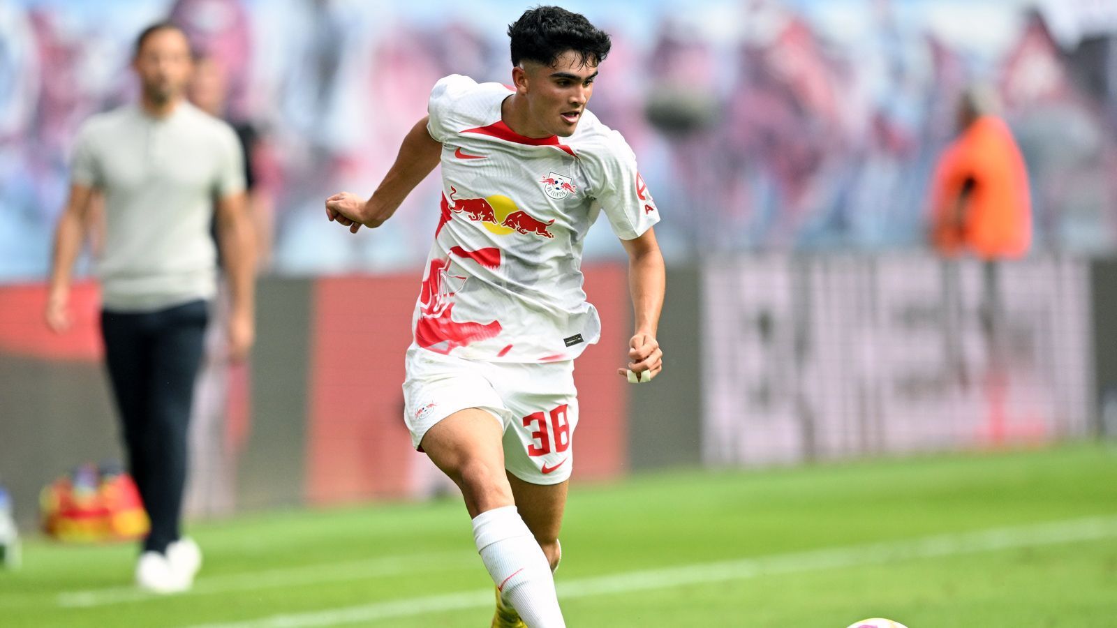 
                <strong>Hugo Novoa (RB Leipzig)</strong><br>
                &#x2022; Vertrag bis: 30. Juni 2024 - <br>&#x2022; Alter: 19 Jahre - <br>&#x2022; Position: Rechtsaußen - <br>&#x2022; Nationalität: Spanien<br>
              