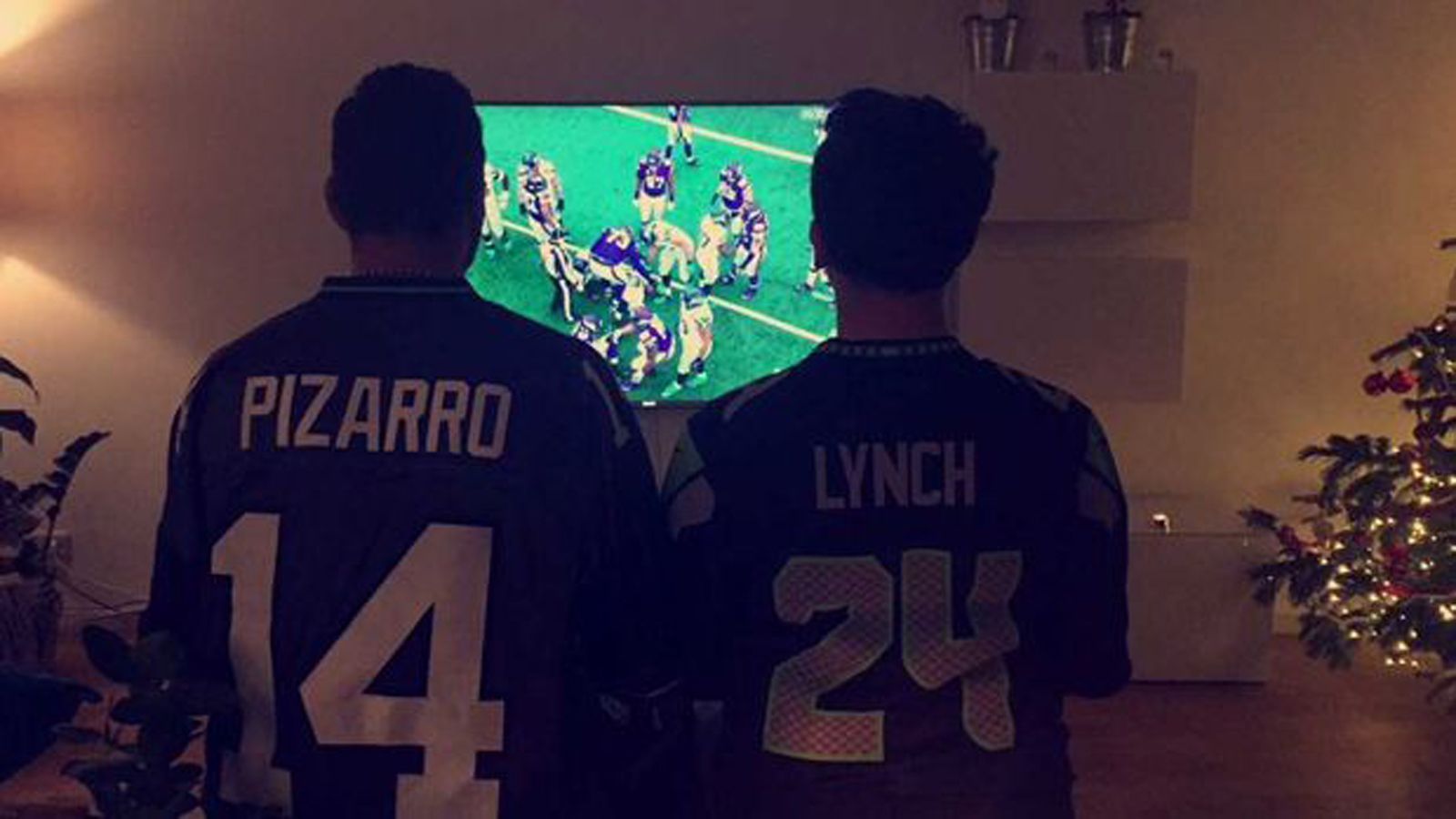 
                <strong>Claudio Pizarro (Seattle Seahawks)</strong><br>
                … komplett ausgestattet im Seahawks-Dress schaut Pizarro die Spiele zusammen mit Freunden im TV. 
              
