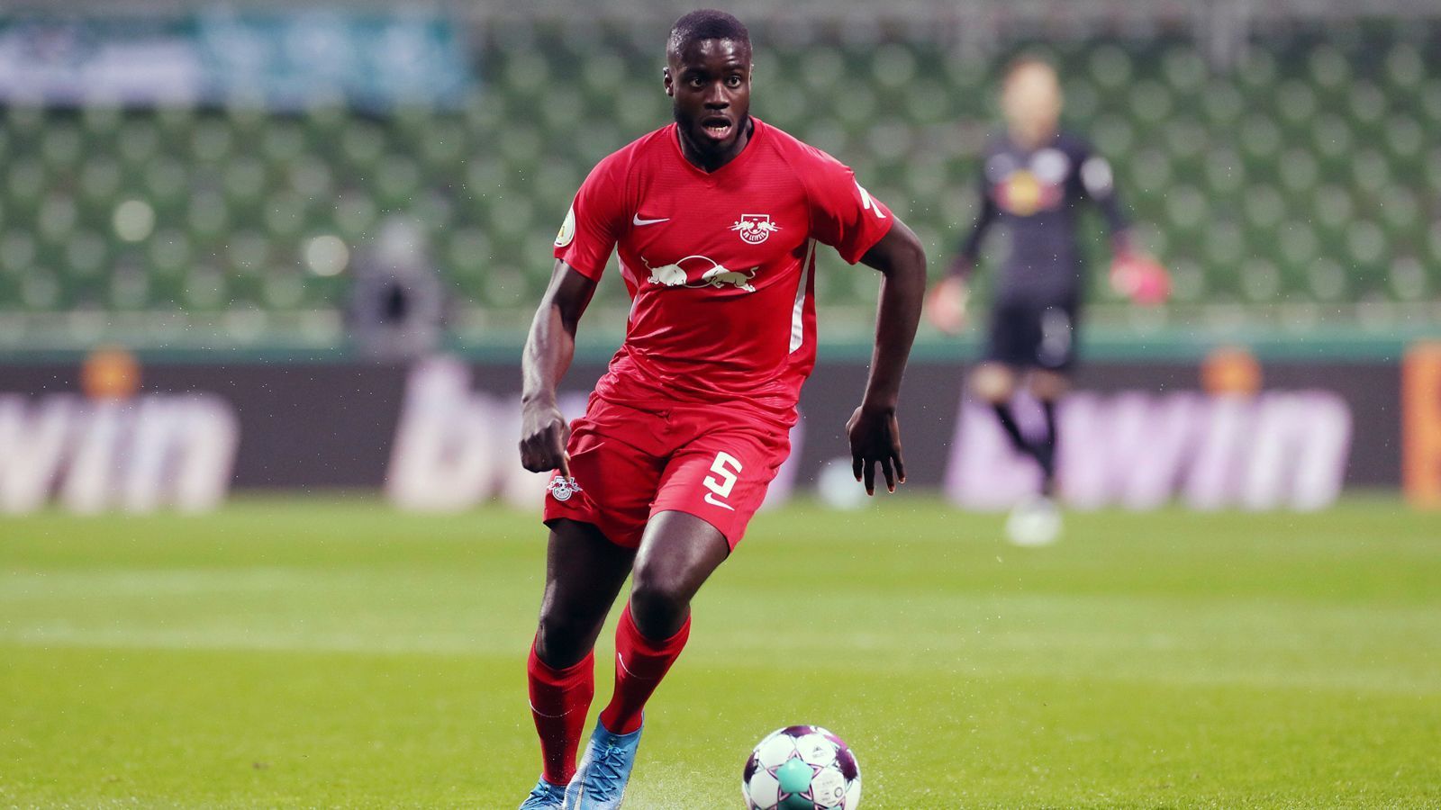 
                <strong>Dayot Upamecano</strong><br>
                Holt sich in seinem 100. Bundesliga-Startelfeinsatz schon nach einer Viertelstunde eine deutliche Ansage von Schiri Siebert ab, nach dem Upamecano mehrfach zu hart gegen seine Gegenspieler zu Werke geht. Leistet sich nach einer knappen halben Stunde einen leichtsinnigen Ballverlust im eigenen Sechzehner, der zu einer Schusschance von Reus führt. In Abschnitt zwei mit einem herausragenden Tackling gegen Reus (83.). ran-Note: 4
              