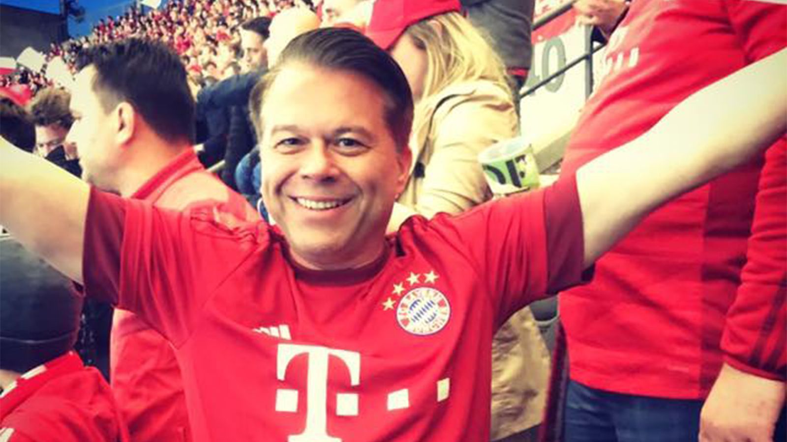 
                <strong>Markus Kavka (FC Bayern München)</strong><br>
                "Nur zwei Dinge bringen mich zum heulen", sagte der einstige MTV-Moderator Markus Kavka mal in einerm Interview mit der "Zeit": "Wenn mich meine Frau verlässt oder wenn Bayern ein wichtiges Spiel verliert." Der 53-Jährige ist beinharter Anhänger des FC Bayern München und macht in der Öffentlichkeit keinen Hehl daraus. Fußball ist seine Leidenschaft und wo immer es geht redet Kavka gerne darüber. Die MTV-Legende ist daher der perfekte Gast für die ran-Bundesliga Webshow (ab 15.30 Uhr live auf ran.de).
              