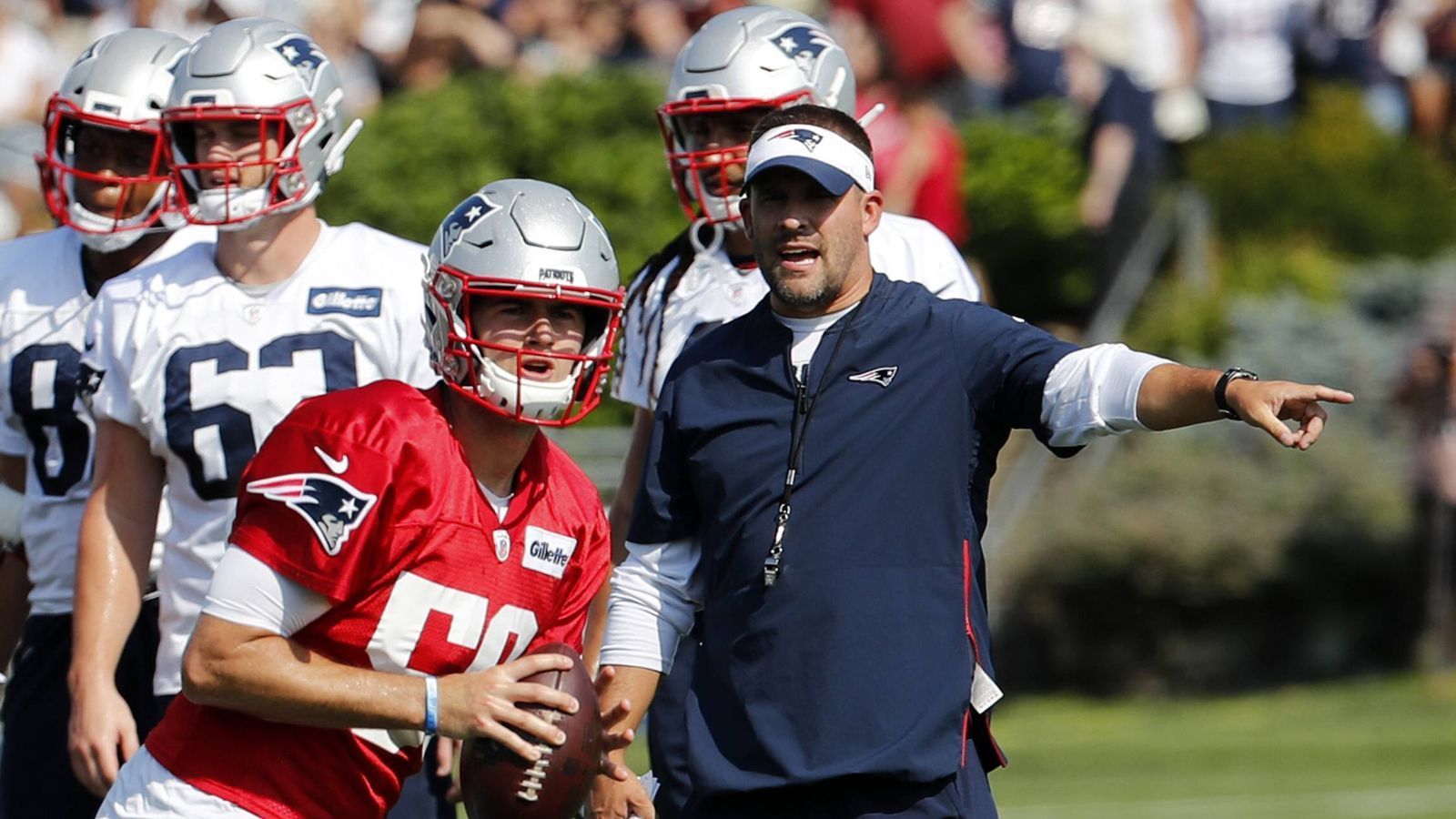 
                <strong>Bereit für die großen Fußstapfen?</strong><br>
                Offensive Coordinator Josh McDaniels hält große Stücke auf die Nummer zwei, die jetzt erst einmal automatisch die Nummer eins ist. "Ich denke wirklich, dass er eine großartige Einstellung hat. Er hat sich im Laufe des Jahres verbessert und ist bereit, zu spielen", sagte er zum Ende der vergangenen Saison. Doch reicht das schon für den nächsten Schritt? Für den Druck, die Erwartungen, die riesigen Fußstapfen? Oder wäre eine weitere Saison hinter einem erfahrenen Spielmacher besser für die Entwicklung? Noch steht Stidham auf der Liste ganz oben.
              