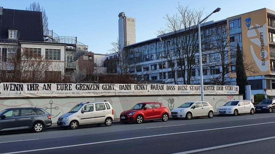 Die Fans des KSC bedanken sich mit Bannern vor den Krankenhäusern in der Stadt bei den Ärzten und Pflegekräften. Die Ultras der „Lilien“ teilten mit, dass sie außerdem an den Eingangstüren von über 70 Supermärkten Flugblätter zur Unterstützung der Mitarbeiter befestigt haben. "Ihr seid nun - gemeinsam mit einigen anderen Berufsgruppen - die Aushängeschilder unserer Stadt. Danke für die Arbeit, die ihr leistet", heißt es in de