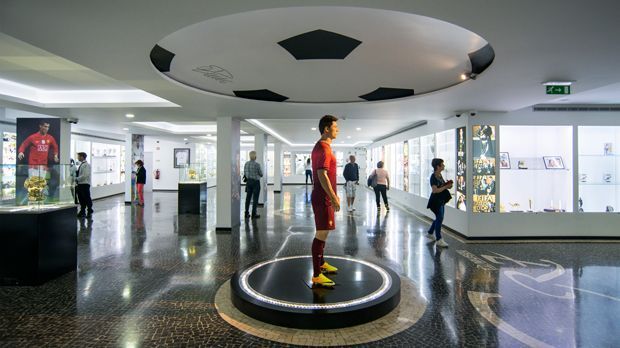 
                <strong>Das-Museu-CR7</strong><br>
                Das Ronaldo-Museum erstreckt sich auf eine Fläche von 400 Quadratmetern und zeigt insgesamt 126 Trophäen, die CR7 als Spieler oder mit seinen jeweiligen Mannschaften gewonnen hat. Er habe das Museum auf Madeira gegründet, weil er dort geboren und aufgewachsen sei, erklärte Ronaldo.
              