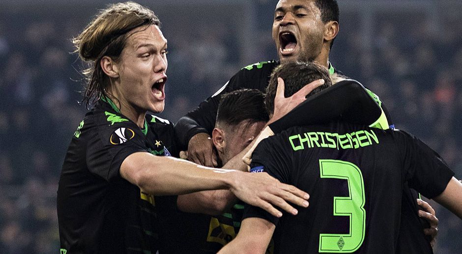 
                <strong>Jannik Vestergaard (Borussia Mönchengladbach)</strong><br>
                Jannik Vestergaard: Zu Beginn Chef in der Abwehr, Burgstaller hat bei Vestergaard in Halbzeit eins nichts zu lachen. Bei eigenen Ecken ist der langgewachsene Däne immer vorne mit dabei, und fast immer wird es auch gefährlich. Vor dem Schalker Anschlusstreffer in Halbzeit zwei klärt Vestergaard in die Mitte, das ist selten gut. Kurz danach mit einer sehr unnötigen Sense an der Außenlinie, Vestergaard bekommt verdientermaßen Gelb. Sein Monster-Tackle gegen Caliguiri in Minute 74 ist dagegen vollkommen sauber. ran-Note: 3
              