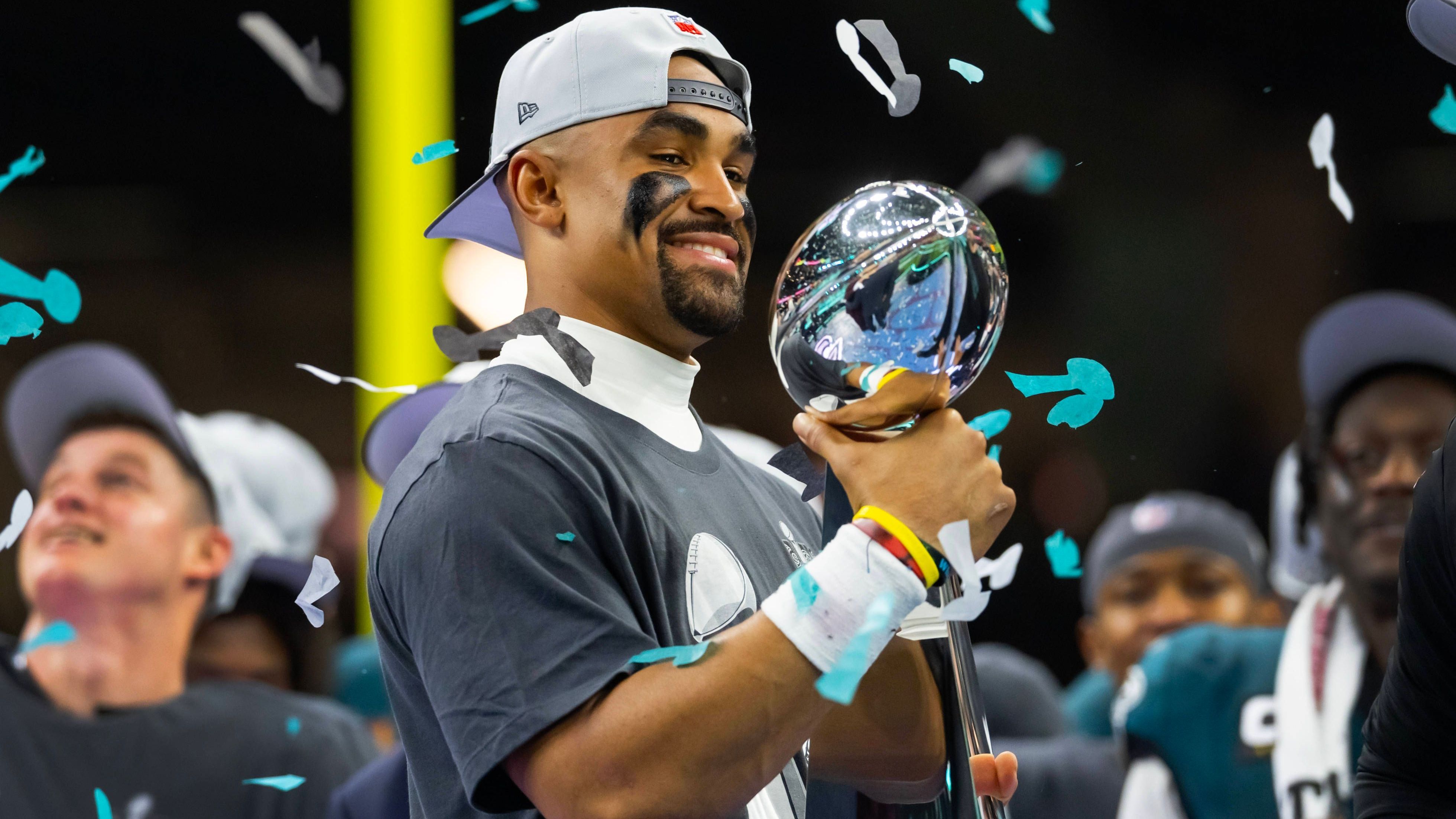 <strong>Platz 7: Jalen Hurts (Philadelphia Eagles)</strong><br>• Vertrag bis: 2028<br>• Gesamtgehalt: 255.000.000 US-Dollar<br>• Durchschnittsgehalt: 51.000.000 US-Dollar