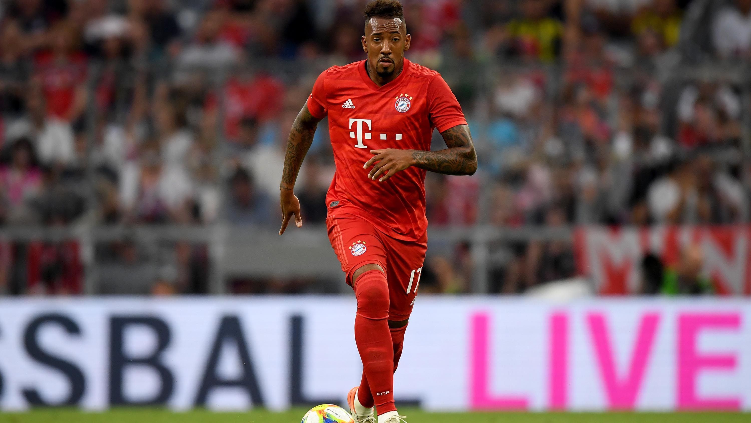 
                <strong>Jerome Boateng</strong><br>
                Noch vor Anpfiff stellte Bayern-Boss Karl-Heinz Rummenigge klar, dass in der Causa Boateng noch keine Entscheidung gefallen sei. Sowohl ein Verbleib, als auch ein Verkauf bleiben somit denkbar. In diesem Spiel konnte der Weltmeister von 2014 zumindest wieder punkten. Defensiv kaum gefordert und ohne Fehl und Tadel, öffnete er mit zielgenauen Diagonalpässen immer wieder das Spiel. Ein Gewinner der bisherigen Vorbereitung. Für ihn kam nach 60 Minuten Neuzugang Pavard. ran-Note: 2
              