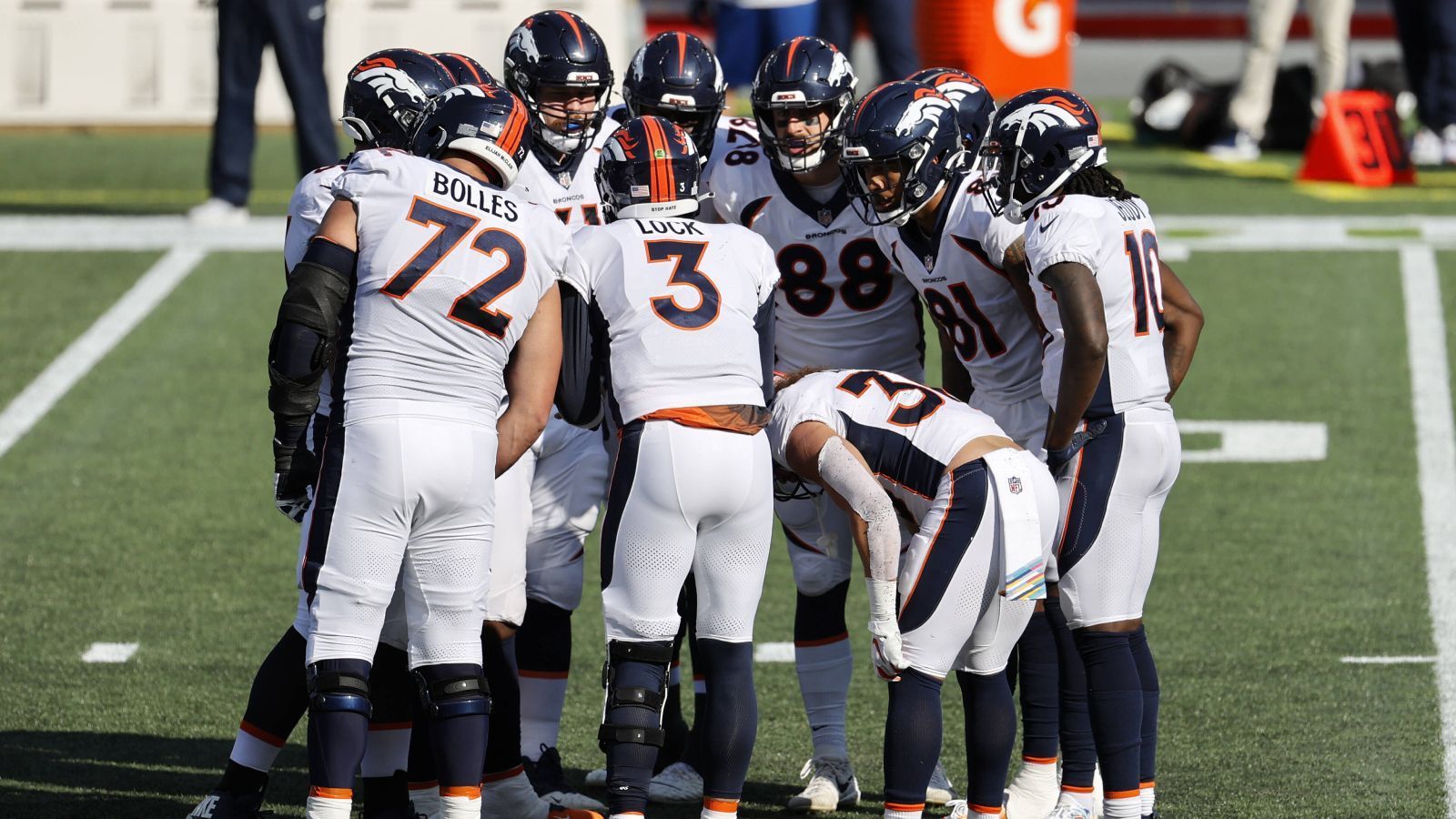 
                <strong>Denver Broncos</strong><br>
                Die Denver Broncos waren das erste NFL-Team, das sich der Empfehlung der Spielergewerkschaft anschloss. In einem Statement über die NFLPA ließen die Broncos-Spieler verlauten: "Aufgrund der Tatsache, dass es eine Woche vor dem Start der Offseason kein adäquates Protokoll für uns Spieler gibt, um in einem sicheren Umfeld zurückzukehren, haben wir uns dazu entschieden, dass es für uns in dieser Zeit keinen Sinn macht, sich diesem unnötigen Risiko auszusetzen."
              