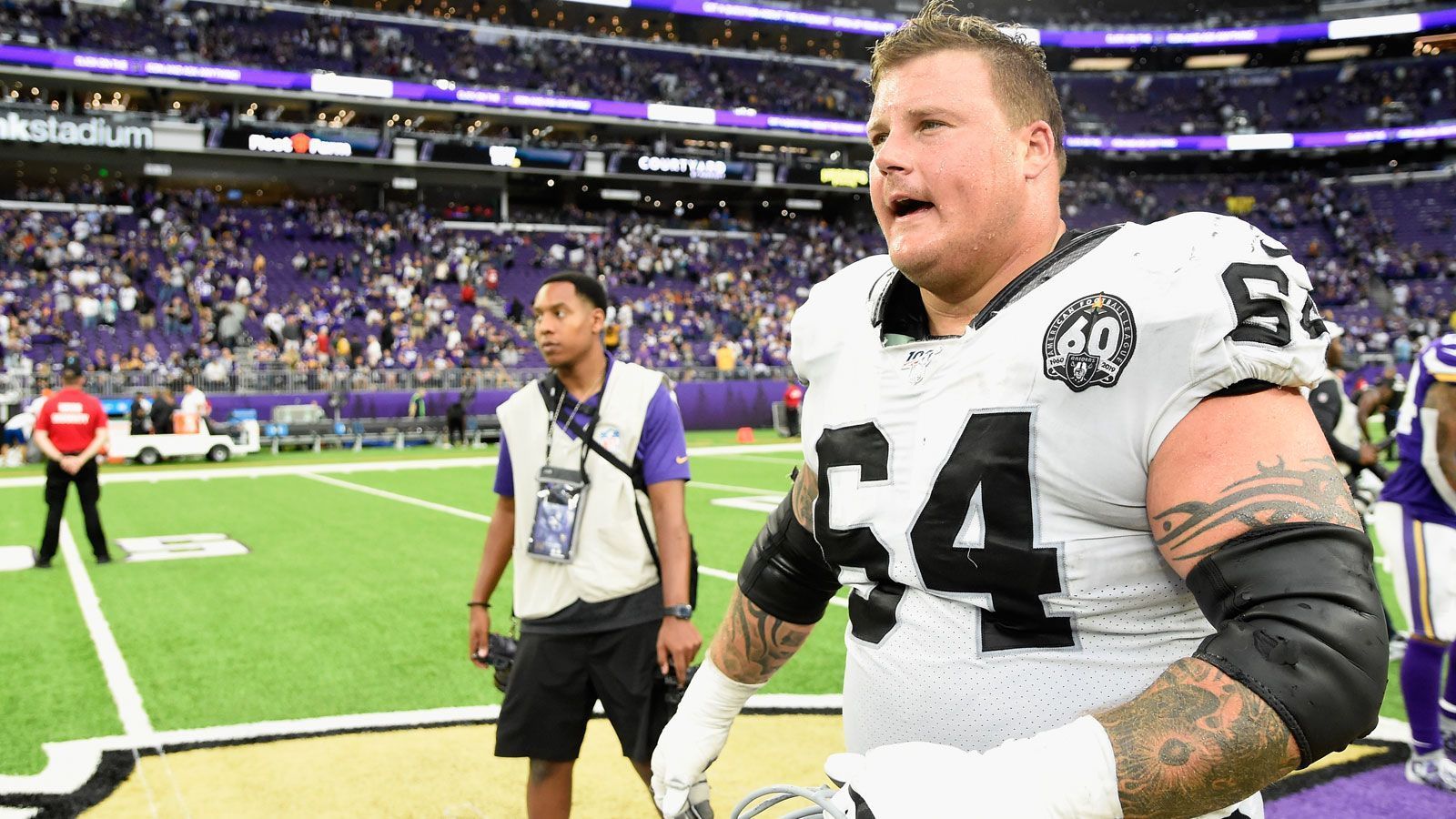 
                <strong>Richie Incognito (Guard)</strong><br>
                Bereits seit 2006 beschützt Richie Incognito zuverlässig seinen Quarterback in der NFL, zuletzt für die Las Vegas Raiders. Allerdings kam er für das Team von Head Coach Jon Gruden 2020 nur zu zwei Einsätzen, ehe ihn eine Fußverletzung stoppte. "Richie tut alles, um wieder zurückzukommen", so Gruden im November 2020. Dies gelang ihm in der abgelaufenen Saison nicht mehr, 2021 steht der viermalige Pro Bowler aber vor dem Comeback.
              