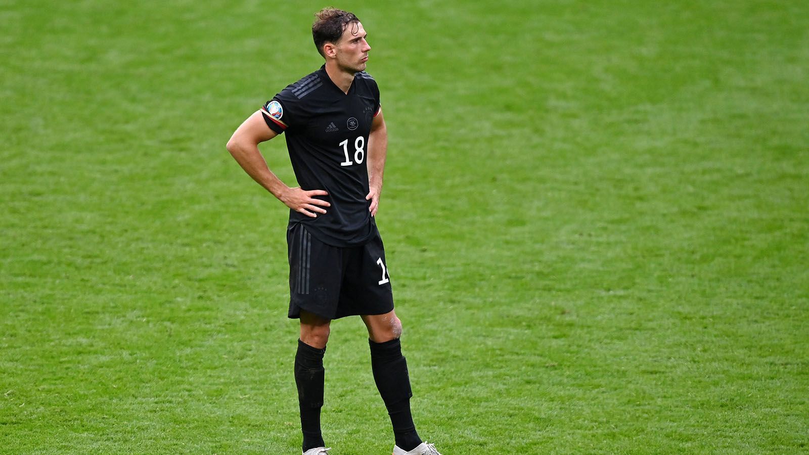 
                <strong>Leon Goretzka (Mittelfeld)</strong><br>
                Ein solcher Schlüsselspieler ist Bayern-Profi Goretzka bereits. Eine Verletzung im Vorfeld der EM verhinderte seine dauerhafte Beförderung in die Startelf. Doch mit seiner Dynamik und seiner Torgefährlichkeit ist er ein elementarer Bestandteil der Zukunft des DFB-Teams. 
              