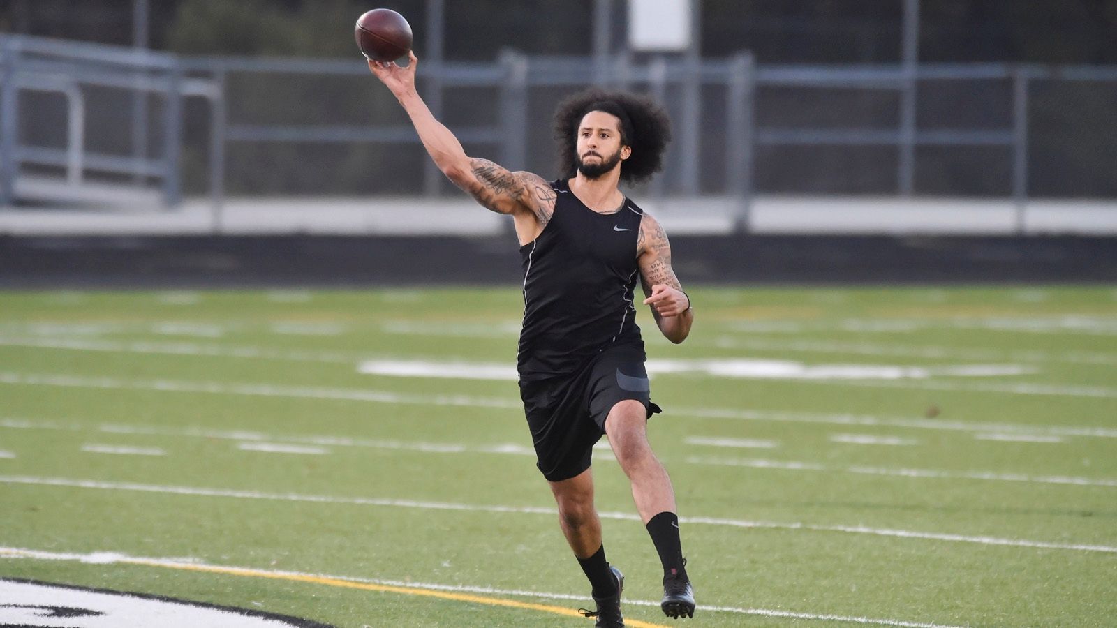 
                <strong>Kehrt Colin Kaepernick bald zurück in die NFL?</strong><br>
                Wenn es um die Zukunft von Colin Kaepernick geht, hat sein Anwalt Mark Geragos schon viele Versprechungen abgegeben. So auch nach Kaepernicks zuletzt privat organisiertem Workout. Angeblich hätten zwei Teams Interesse an einer Verpflichtung. Ein weiterer Schuss in den Ofen? ran.de zeigt euch die vollmundigen Ankündigungen des Anwalts, die im Nachhinein nicht eingetroffen sind.
              