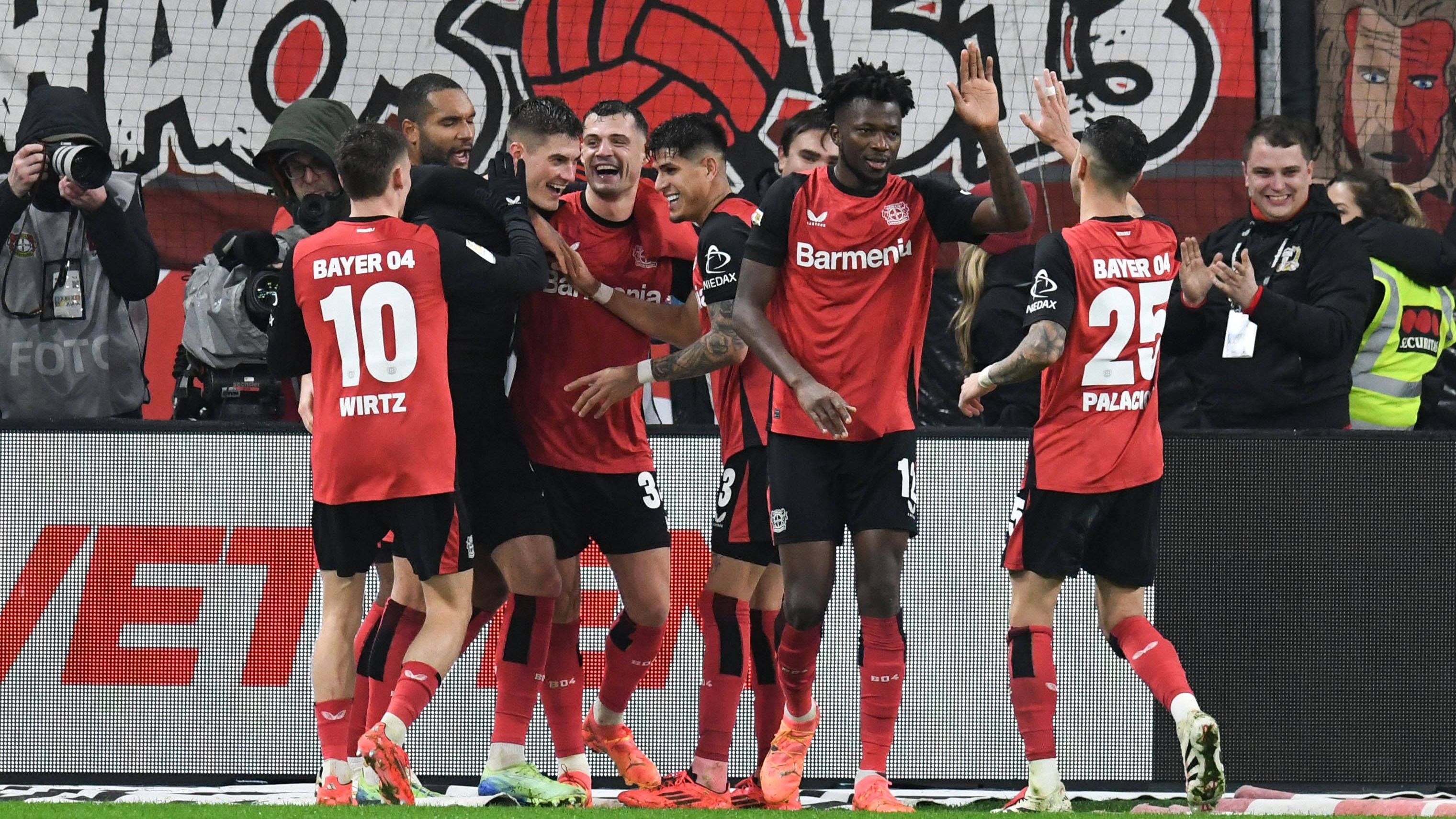 <strong>3. Bayer 04 Leverkusen</strong><br>Follower-Veränderung: +230.030<br><br>Mit der Meisterschale auf der Visitenkarte lässt es sich natürlich gleich ein wenig leichter leben. Dies gilt insbesondere für Victor Boniface, der 219.290 Follower gewinnen konnte. Zudem verzeichnete auch Wirtz mit 96.580 ein großes Plus. Die Leverkusener haben nach den Bayern-Stars mit über 16 Millionen Follower die zweitmeisten Social-Media-Fans.