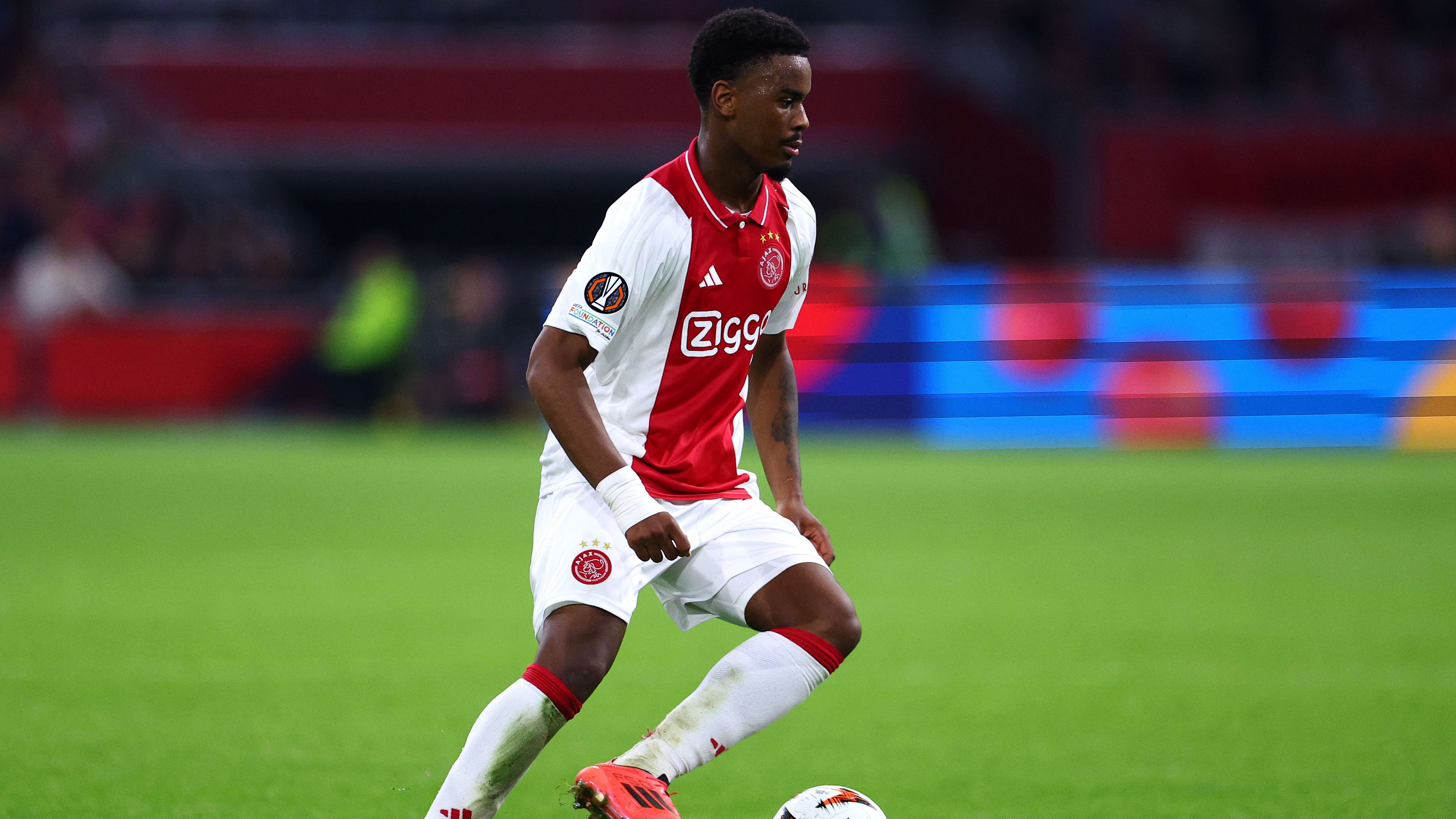 <strong>Jorrel Hato (Ajax Amsterdam)</strong><br>Ebenfalls in die Kategorie Talent fällt Ajax-Defensiv-Star Jorrel Hato, der von der "Marca" als möglicher Real-Kandidat genannt wird. Der 18-Jährige könnte in der Abwehr der "Königlichen" sowohl im Zentrum als auch links spielen, ist trotz seines jungen Alters bereits niederländischer Nationalspieler. Hatos Vertrag läuft allerdings auch noch langfristig bis zum Sommer 2028.