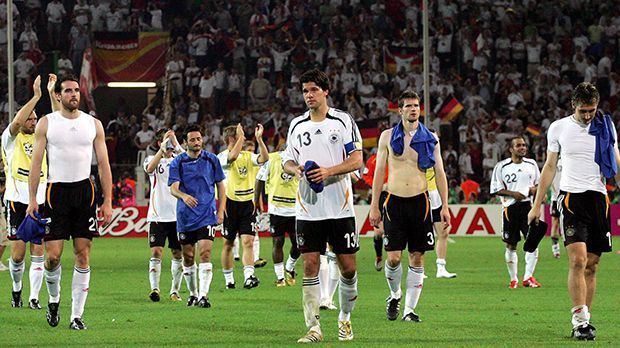 
                <strong>WM 2006: Deutschland verliert gegen Italien</strong><br>
                WM 2006: Deutschland verliert gegen Italien: Es war unsere Weltmeisterschaft. Das Sommermärchen. Ganz Deutschland glaubte an den Titel. "Es ist schwer in Worte zu fassen. Die Enttäuschung ist riesengroß", musste Jürgen Klinsmann nach dem Halbfinale gegen Italien zugeben. Dabei hatte die Nationalelf bis zum Ende gekämpft. In der letzten Minute der Nachspielzeit musste sie die Titelträume dann begraben. In der 119. und der 120.+1. Minute trafen Fabio Grosso und Alessandro del Piero.
              