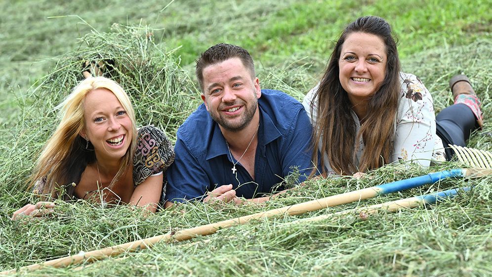 Daniel hat zwei hübsche Damen zu sich auf den Hof eingeladen. Kann eine davon sein Herz erobern?