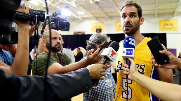 
                <strong>Spanien: Jose Calderon (Point Guard, Los Angeles Lakers)</strong><br>
                Der Point Guard gilt am Ball als einer der größten Regisseure. Nur wenigen Aufbauspielern wird ein ähnlicher Basketball-IQ nachgesagt wie dem Spanier. Nach Jahren bei den Toronto Raptors ging es über die Station Detroit zu Dirk Nowitzkis Mavericks, bei denen er allerdings nicht die Chemie mit dem deutschen Superstar fand. Nach zwei Jahren in New York bei den Knicks soll der mittlerweile 35 Jahre alte Calderon die jungen Los Angeles Lakers führen.
              