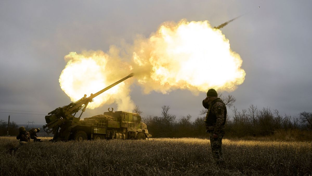 Ukrainische Soldaten feuern eine Haubitze auf russische Stellungen. 