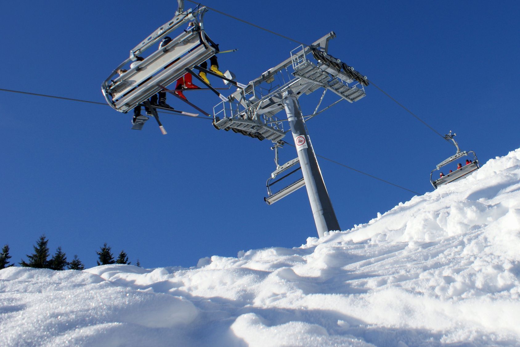 Ab ins Hochsauerland nach Winterberg: Hier warten während der Saison Schnee satt und tolle Pisten auf alle, die sich auf ein Skiwochenende oder einen ganzen Urlaub freuen.