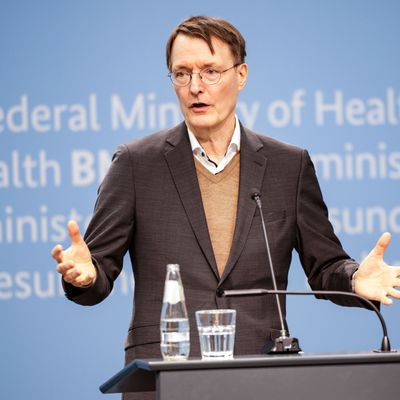 Der Bundesgesundheitsminister sprach vorher mit Vertreterinnen und Vertretern der niedergelassenen Ärzteschaft über mögliche Erleichterungen für Hausärztinnen und Hausärzte. 