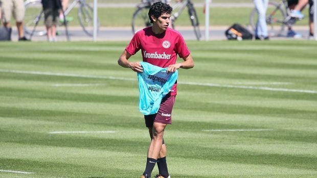 
                <strong>Jesus Vallejo</strong><br>
                Jesus Vallejo: Der 19-Jährige gilt als eines der größten Abwehrtalente Europas. Deshalb kauft Real Madrid Vallejo schon 2015 von Saragossa. Nun soll der Innenverteidiger für zumindest ein Jahr in Frankfurt Erfahrung sammeln. Er wurde - ohne Kaufoption - bis 2017 von den Madrilenen ausgeliehen. In der abgelaufenen Saison lief Vallejo noch für Saragossa in der zweiten spanischen Liga auf. Real hatte ihn für ein Jahr an seinen Stammklub zurück verliehen.
              