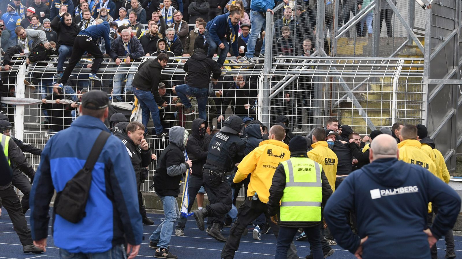 
                <strong>Ausschreitungen in Jena</strong><br>
                In weiterer Folge versuchen Rostocker Chaoten den Innenraum des Ernst-Abbe-Sportfelds zu stürmen, woraufhin auch Jenas Fans dasselbe folgen lassen.
              