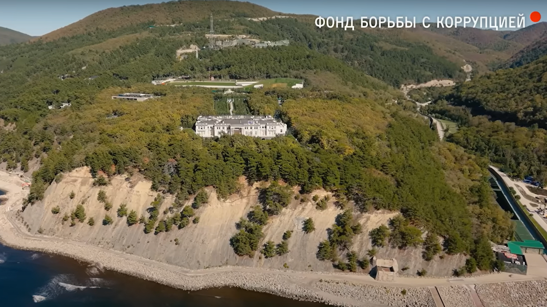 Laut Recherchen des Teams von Oppositionspolitiker Alexei Nawalny baute sich Putin eine Prachtvilla am Schwarzen Meer. (Screenshot Youtube Video)