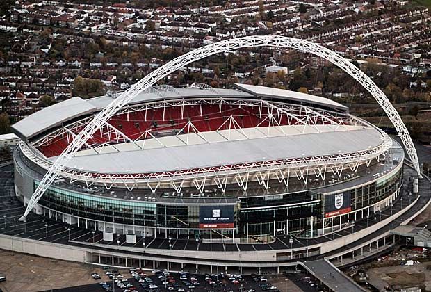 
                <strong>Wembley Stadion London (England)</strong><br>
                Das 2007 fertiggestellte Wembley Stadion in London ist mit seiner Kapazität von 90.652 Plätzen das größte aller Stadien und war bereits 2011 und 2013 Austragungsort des Champions-League-Finales. Hier werden die Halbfinals sowie das Endspiel der EM 2022 stattfinden.
              