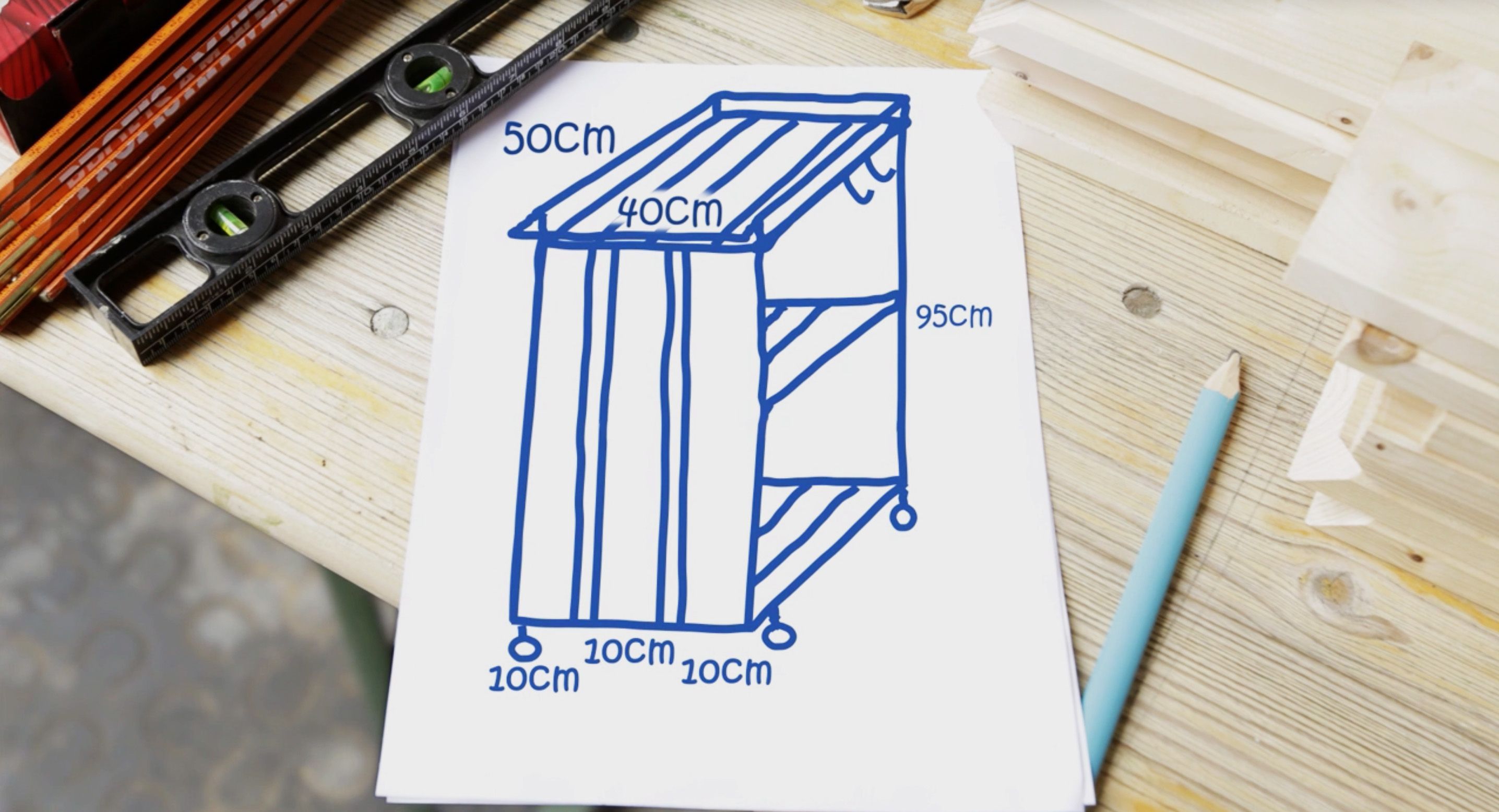 Den DIY-Grill-Beistelltisch mit Rollen können Sie frei nach Ihren Bedürfnissen gestalten. Für dieses Modellbeispiel ergibt sich die Höhe des Tisches aus der Größe der Latten (95 cm). Diese sind 10 cm breit, wodurch vier nebeneinander liegende Latten als Grund eine Breite von 40 cm ergibt. Alle drei Böden sollen allesamt 50 cm lang werden und am unteren Ende werden schließlich die vier Rollen für die nötige Mobilität montiert.