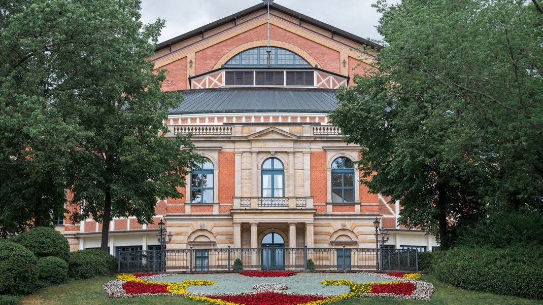 Blick auf das Bayreuther Festspielhaus am Grünen Hügel.