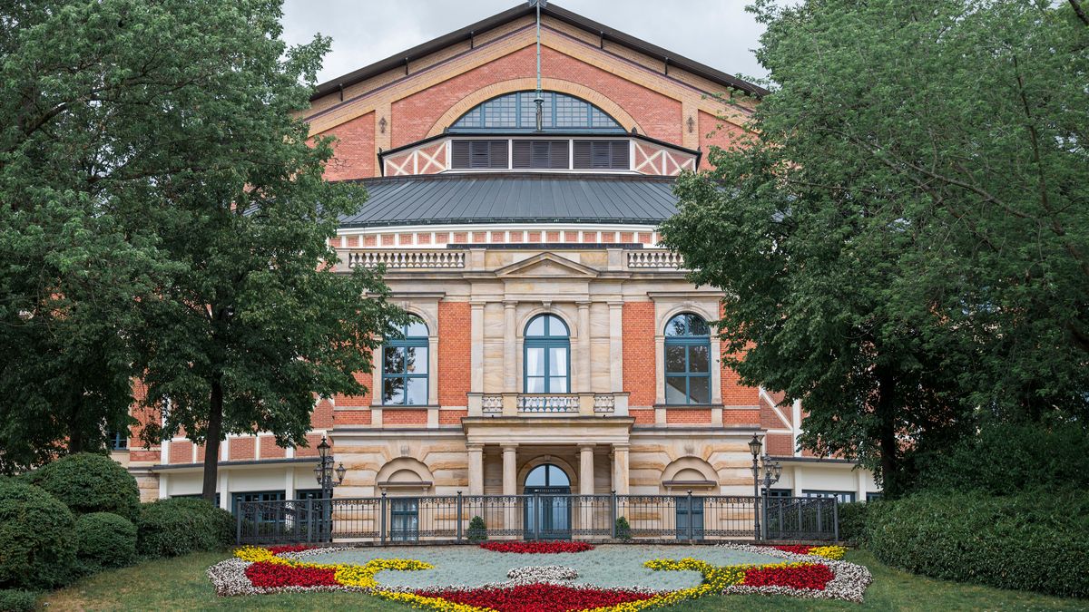 Blick auf das Bayreuther Festspielhaus am Grünen Hügel.